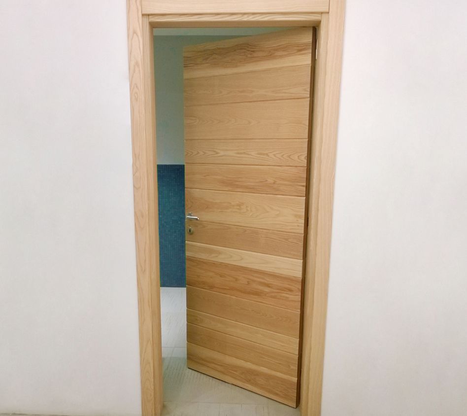 Geöffnete Holztür mit horizontaler Maserung.
